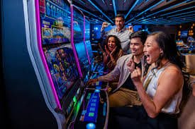 Tim labewa4d bekerja di pusat operasi dengan layar monitor menampilkan pasar olahraga dan permainan casino